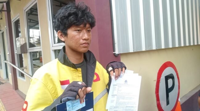 Driver Ojol Palembang Herdi Gunawan (18), sesuai buat laporan ke SPKT Polrestabes Palembang. Foto : Urban Id