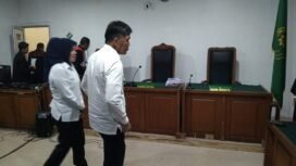 Eks Wakil Wali Kota Palembang yang juga mantan Ketua PMI Palembang, Fitrianti Agustinda bersama mantan anggota DPRD Palembang, Dedi Sipriyanto saat menjalani sidang korupsi PMI. Foto : Istimewa