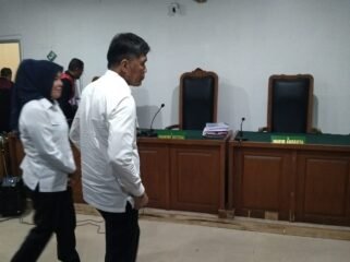 Eks Wakil Wali Kota Palembang yang juga mantan Ketua PMI Palembang, Fitrianti Agustinda bersama mantan anggota DPRD Palembang, Dedi Sipriyanto saat menjalani sidang korupsi PMI. Foto : Istimewa