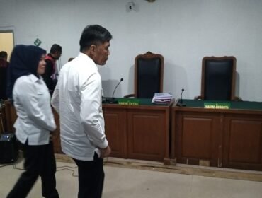 Eks Wakil Wali Kota Palembang yang juga mantan Ketua PMI Palembang, Fitrianti Agustinda bersama mantan anggota DPRD Palembang, Dedi Sipriyanto saat menjalani sidang korupsi PMI. Foto : Istimewa