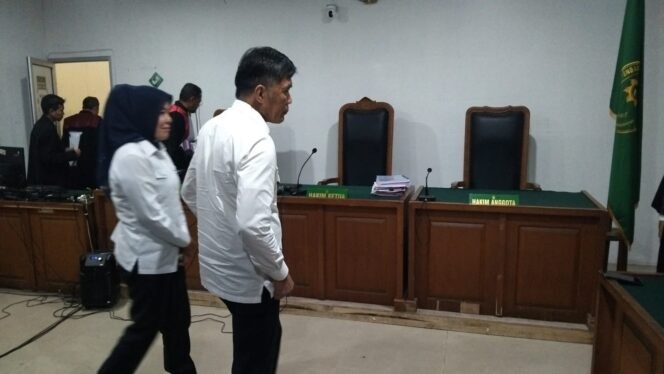 
Eks Wakil Wali Kota Palembang yang juga mantan Ketua PMI Palembang, Fitrianti Agustinda bersama mantan anggota DPRD Palembang, Dedi Sipriyanto saat menjalani sidang korupsi PMI. Foto : Istimewa