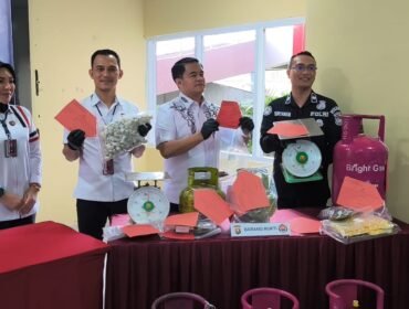 Polda Sumsel saat menunjukkan barang bukti oplosan elpiji. Foto : Urban Id