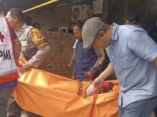 Jenazah korban saat hendak dibawah petugas ke RS Bhayangkara. Foto : Urban Id