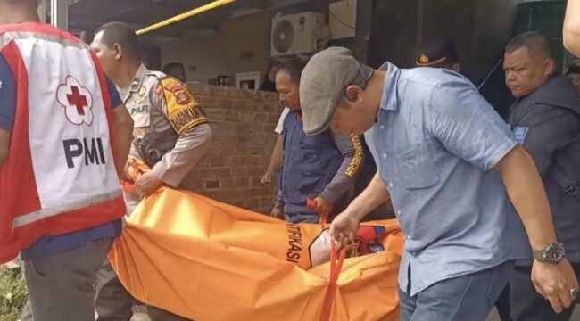 Jenazah korban saat hendak dibawah petugas ke RS Bhayangkara. Foto : Urban Id