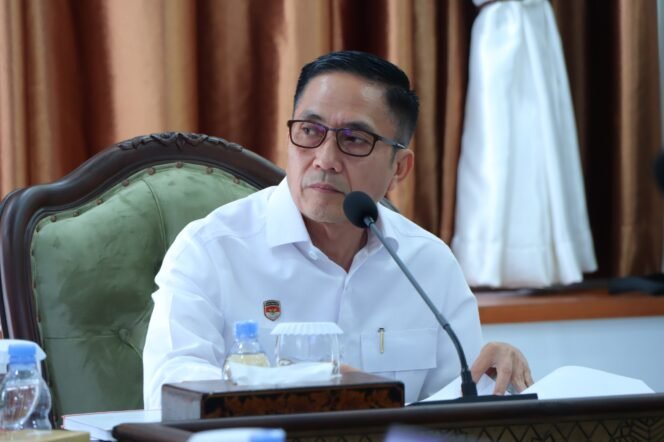 
Wali Kota Palembang, Ratu Dewa saat memimpin Rapat Koordinasi (Rakor) pelaksanaan sensus bersama Badan Pusat Statistik (BPS) di Ruang Video Conference Rumah Dinas Wali Kota Palembang pada Rabu, 21 Januari 2026/ist.
