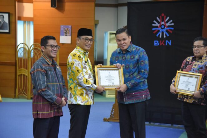 
Penghargaan tersebut diserahkan langsung oleh Kepala BKN, Prof. Dr. Zudan Arif/ist.