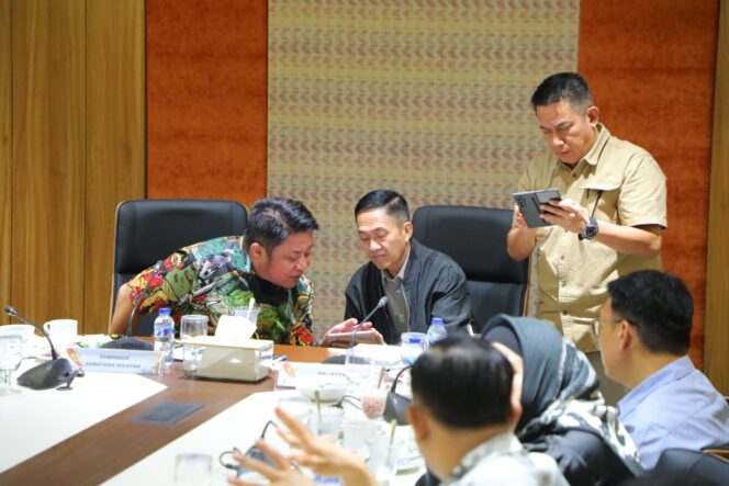 
Gubernur Sumatera Selatan, Herman Deru menerima secara langsung audensi bersama Wali Kota Palembang Ratu Dewa di Taman Kenten, kediaman resmi Gubernur, Jumat 23 Januari 2026/ist. 