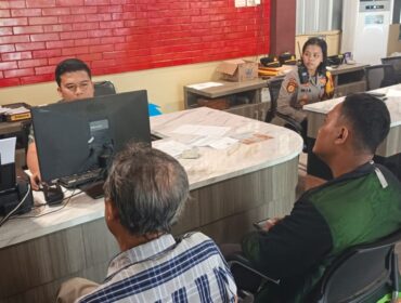 Pengemudi Ojol di Palembang saat melaporkan dugaan begal ke SPKT Polrestabes Palembang. Foto : Istimewa