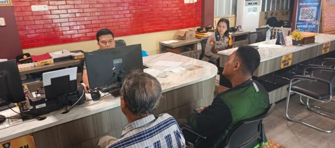 
Pengemudi Ojol di Palembang saat melaporkan dugaan begal ke SPKT Polrestabes Palembang. Foto : Istimewa