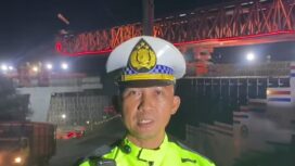 Petugas Satlantas Polres Banyuasin saat memberikan imbauan buka tutup lalu lintas di Jalan Lintas Timur Sumatera, tepatnya di KM 71 wilayah Kabupaten Banyuasin, Sumatera Selatan (Sumsel). Foto : Polres Banyuasin