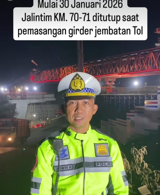 
Petugas Satlantas Polres Banyuasin saat memberikan imbauan buka tutup lalu lintas di Jalan Lintas Timur Sumatera, tepatnya di KM 71 wilayah Kabupaten Banyuasin, Sumatera Selatan (Sumsel). Foto : Polres Banyuasin