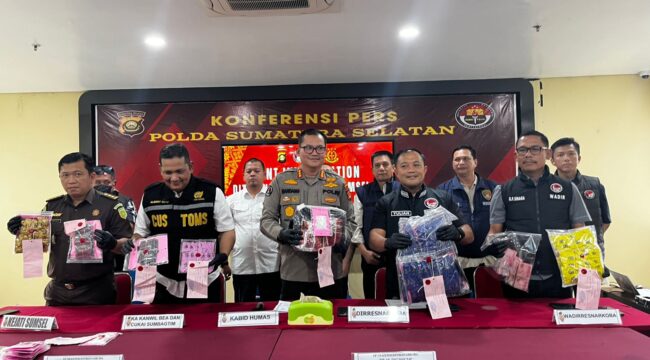 Kabid Humas Polda Sumsel, Kombes Pol Nandang saat memperlihatkan liquid Vape yang mengandung Etomidate saat press conference. Foto : Urban Id
