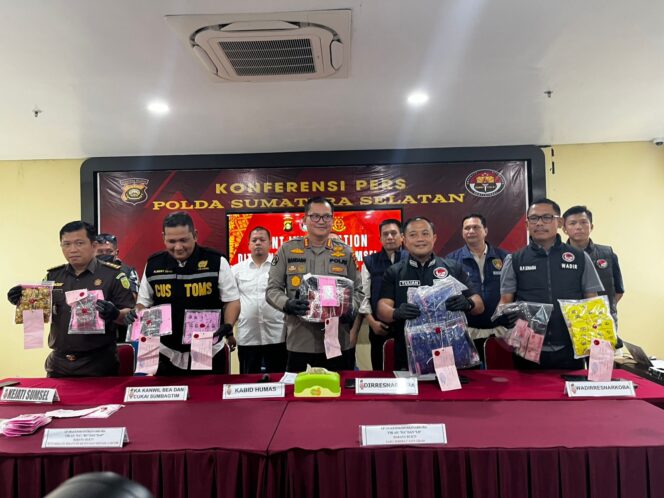 
Kabid Humas Polda Sumsel, Kombes Pol Nandang saat memperlihatkan liquid Vape yang mengandung Etomidate saat press conference. Foto : Urban Id