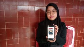 Anak korban, Indy Azzahra Adriani, saat ditemui di kediamannya. Foto : Urban Id