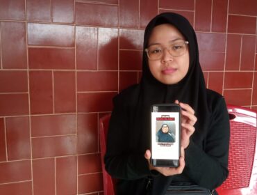 Anak korban, Indy Azzahra Adriani, saat ditemui di kediamannya. Foto : Urban Id