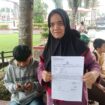 Ibu korban, Rima Melati (49) usai melaporkan kejadian penusukan ke SPKT Polrestabes Palembang. Foto : Urban Id
