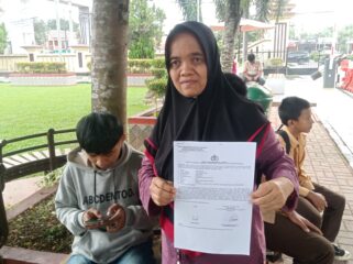 Ibu korban, Rima Melati (49) usai melaporkan kejadian penusukan ke SPKT Polrestabes Palembang. Foto : Urban Id