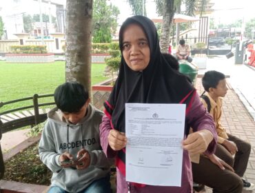 Ibu korban, Rima Melati (49) usai melaporkan kejadian penusukan ke SPKT Polrestabes Palembang. Foto : Urban Id