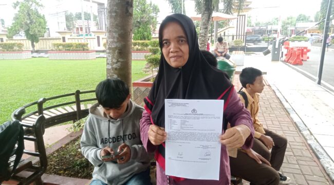 Ibu korban, Rima Melati (49) usai melaporkan kejadian penusukan ke SPKT Polrestabes Palembang. Foto : Urban Id
