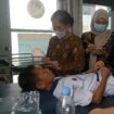 Salah satu siswa SMP yang mengalami masalah kesehatan usai santap MBG. Foto : Urban Id