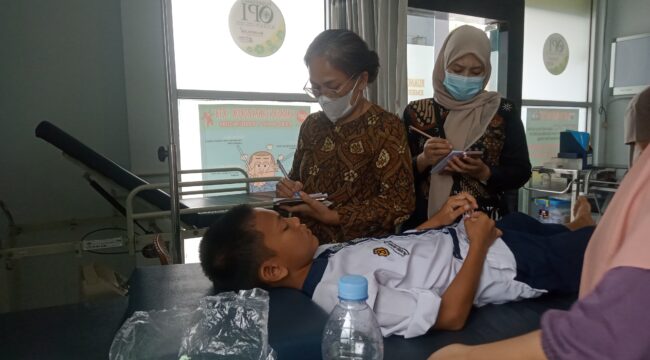 Salah satu siswa SMP yang mengalami masalah kesehatan usai santap MBG. Foto : Urban Id