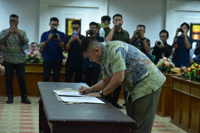 
Sekretaris Daerah Kota Palembang, Aprizal Hasyim, dalam acara penandatanganan Pakta Integritas dan Perjanjian Kinerja Tahun 2026 yang dipimpin langsung oleh Wali Kota Palembang, Ratu Dewa, di Ruang Parameswara Sekda Kota Palembang, Jumat, 30 Januari 2026/ist