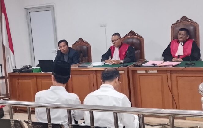 
Mantan Wali Kota Palembang, Harnojoyo, saat menjalani sidang kasus korupsi Pasar Cinde