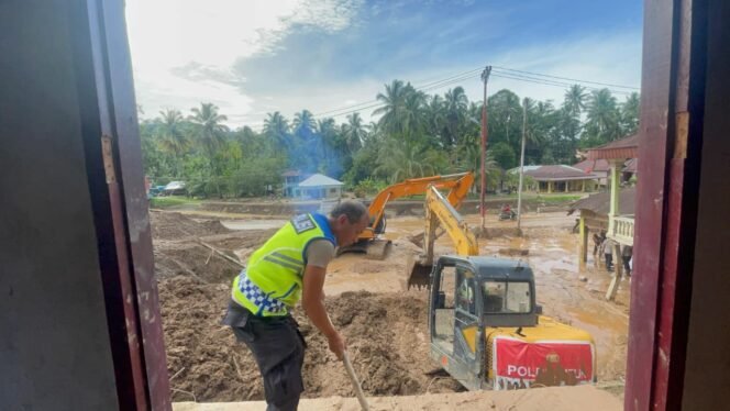 
Polri Maksimalkan Bantuan dengan Alat Berat, Percepat Pemulihan Bencana di Sumatra