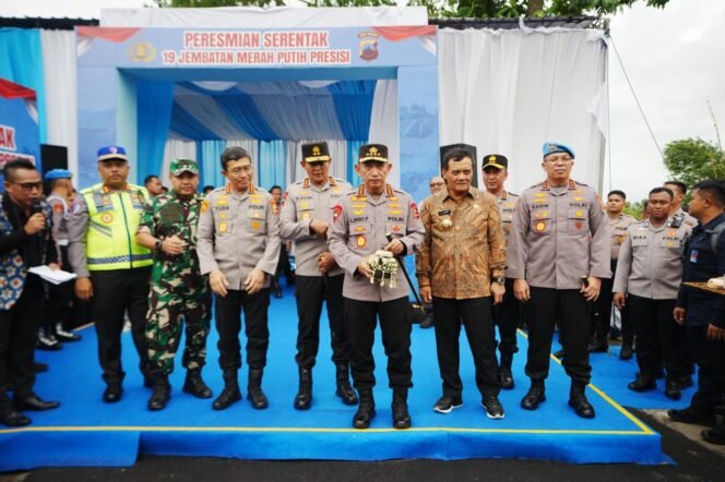 
Kapolri Listyo Sigit Resmikan 19 Jembatan Merah Putih Presisi