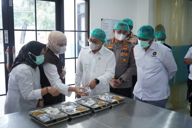 
Zulkifli Hasan Apresiasi SPPG Polri Pegangsaan Dua, Sebut Terbaik dari Seluruh SPPG yang Dikunjungi