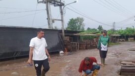 Camat Gandus, Jufriansyah, saat melakukan Anti MAGER (Malas Gerak) dengan menyusuri wilayah Kelurahan Gandus dan Pulokerto, Jumat (2/1/2026). Foto : Dok Kecamatan Gandus