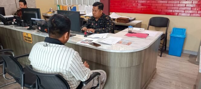 
Yudi Saputra (29), warga Kecamatan Kertapati, Palembang saat melaporkan di SPKT Polrestabes Palembang. Foto : Istimewa