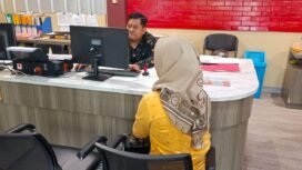 wanita di Palembang bernama Media Sari (49) saat melaporkan penganiayaan ke SPKT Polrestabes Palembang. Foto : Istimewa