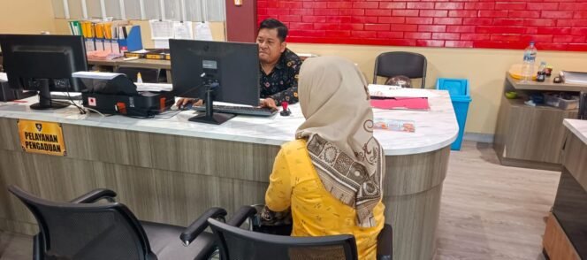 
wanita di Palembang bernama Media Sari (49) saat melaporkan penganiayaan ke SPKT Polrestabes Palembang. Foto : Istimewa