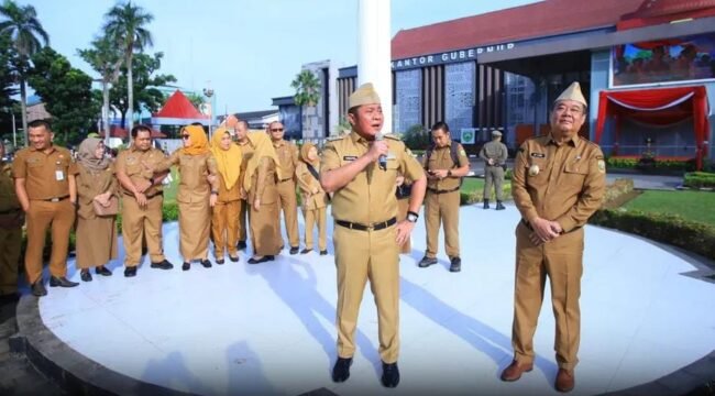 Gubernur Sumsel Herman Deru bersama Wakil Gubernur Sumsel Cik Ujang saat memimpin Apel Gabungan OPD. Foto : Humas Pemprov Sumsel