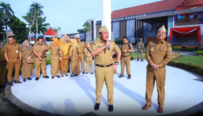 
Gubernur Sumsel Herman Deru bersama Wakil Gubernur Sumsel Cik Ujang saat memimpin Apel Gabungan OPD. Foto : Humas Pemprov Sumsel