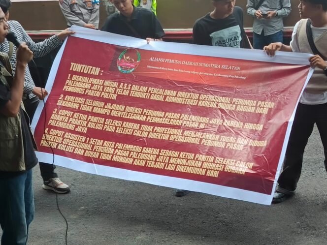 
Aliansi Pemuda Daerah Sumatera Selatan (APD-SS) menggelar aksi demo di depan Kantor Wali Kota Palembang, Selasa, 6 Januari 2026/ist.