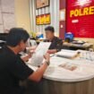 Bachril (54) selaku orangtua M Billy Putra Pratama (30), korban keributan dua kelompok bersenjata tajam di depan PS Mall, Jalan Angkatan 45, Kecamatan IB I Palembang membuat laporan polisi. Foto : Istimewa