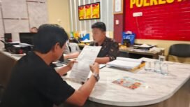 Bachril (54) selaku orangtua M Billy Putra Pratama (30), korban keributan dua kelompok bersenjata tajam di depan PS Mall, Jalan Angkatan 45, Kecamatan IB I Palembang membuat laporan polisi. Foto : Istimewa