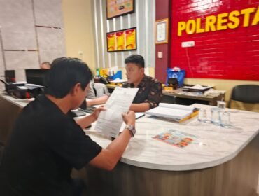 Bachril (54) selaku orangtua M Billy Putra Pratama (30), korban keributan dua kelompok bersenjata tajam di depan PS Mall, Jalan Angkatan 45, Kecamatan IB I Palembang membuat laporan polisi. Foto : Istimewa