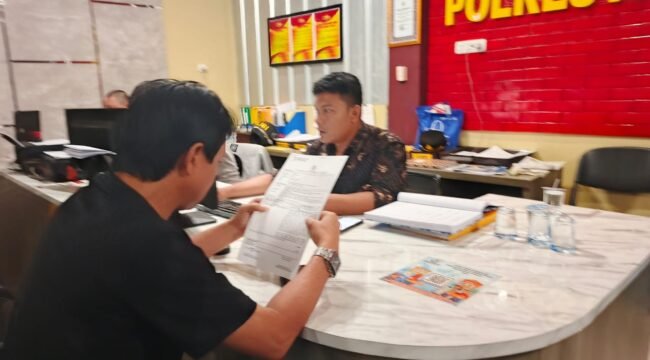 Bachril (54) selaku orangtua M Billy Putra Pratama (30), korban keributan dua kelompok bersenjata tajam di depan PS Mall, Jalan Angkatan 45, Kecamatan IB I Palembang membuat laporan polisi. Foto : Istimewa