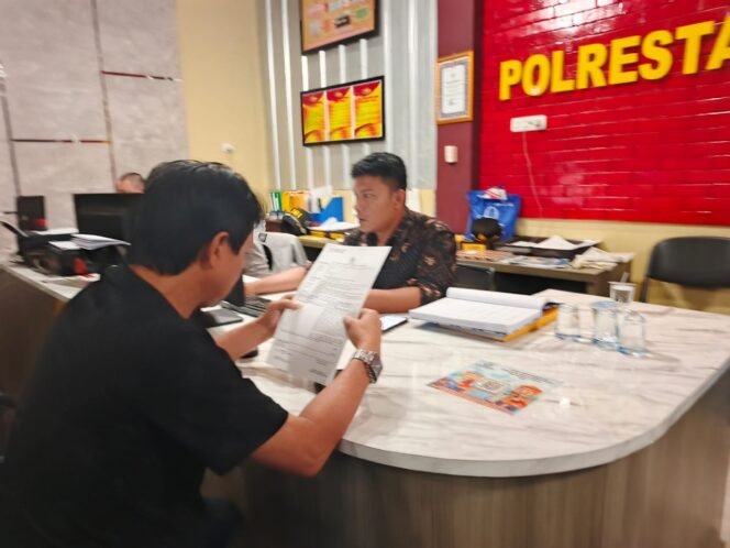 
Bachril (54) selaku orangtua M Billy Putra Pratama (30), korban keributan dua kelompok bersenjata tajam di depan PS Mall, Jalan Angkatan 45, Kecamatan IB I Palembang membuat laporan polisi. Foto : Istimewa
