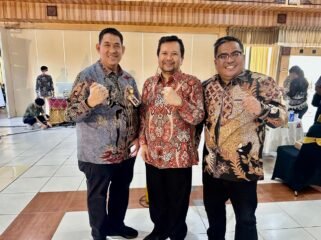 Kadisnakertrasn muba(kanan) photo bersama Sekretaris SKK Migas, Bapak Luky A. Yusgiantoro, Ph.D. Usai acara di PPSDM Cepu Kamis,8 Januari 2026/ist.