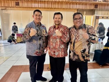 Kadisnakertrasn muba(kanan) photo bersama Sekretaris SKK Migas, Bapak Luky A. Yusgiantoro, Ph.D. Usai acara di PPSDM Cepu Kamis,8 Januari 2026/ist.