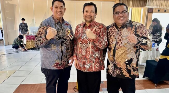 Kadisnakertrasn muba(kanan) photo bersama Sekretaris SKK Migas, Bapak Luky A. Yusgiantoro, Ph.D. Usai acara di PPSDM Cepu Kamis,8 Januari 2026/ist.