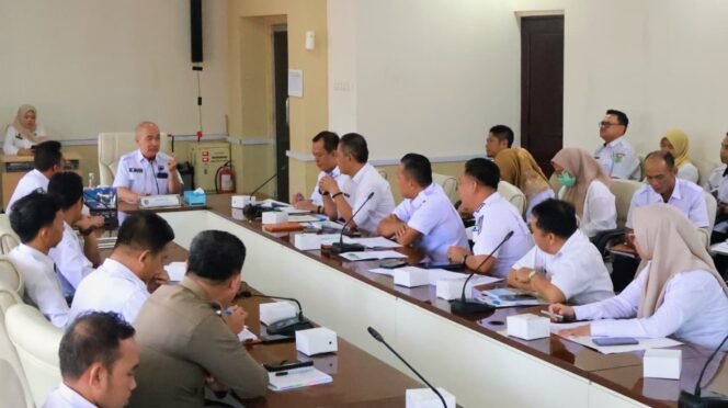 
Pemkab Muba Manfaatkan Lahan dengan Penanaman Bibit Sawit dan Benih Ikan