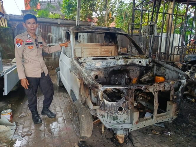 
Kebakaran Bengkel di Palembang, Tiga Mobil Mewah dan Satu Motor Hangus Terbakar