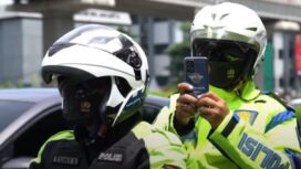 Anggota Satlantas saat melakukan tilang ELTE Handheld. Foto : Korlantas Polri