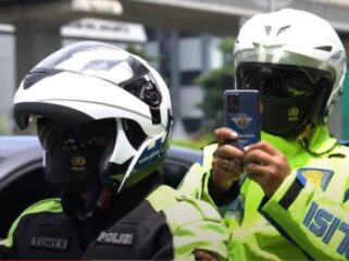 Anggota Satlantas saat melakukan tilang ELTE Handheld. Foto : Korlantas Polri