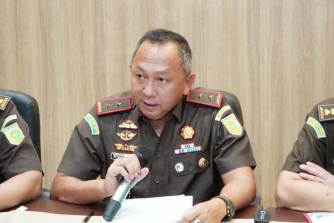 
Kajati Sumatra Selatan, Dr. Ketut Sumedana dalam keterangan pers di kantor Kejati Sumsel, Rabu (19/11/2025). Foto: Penkum Kejati Sumsel